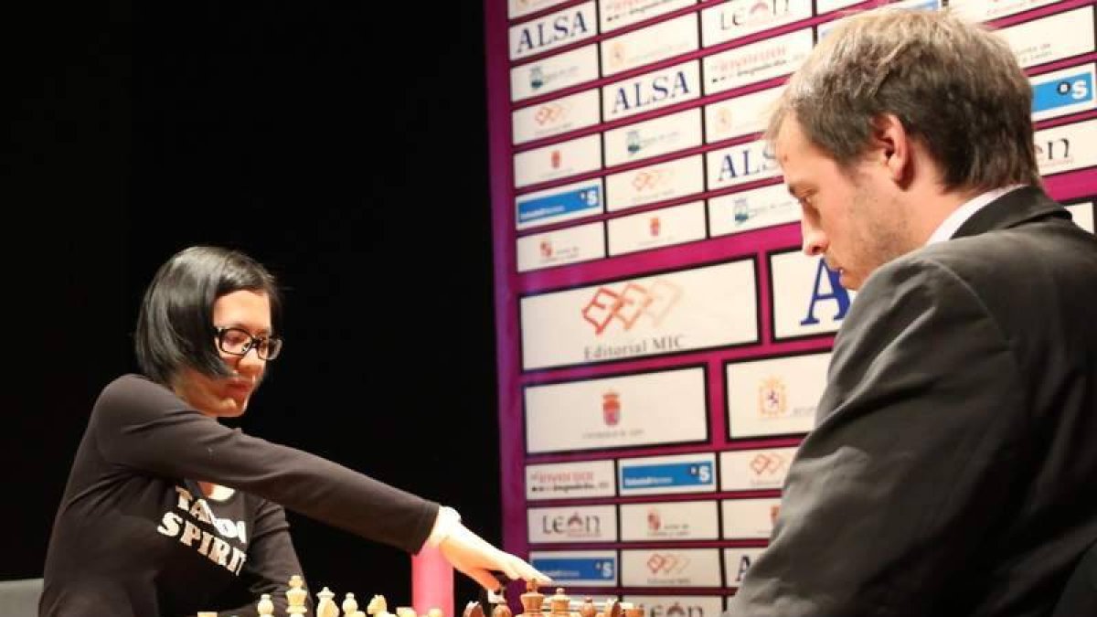 Paco Vallejo, a la derecha, sumamente concentrado ante el movimiento de la china Yifan Hou.