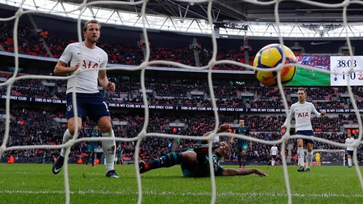 Harry Kane marca el segundo gol ante el Southampton, con el que superaba el récord del Messi.