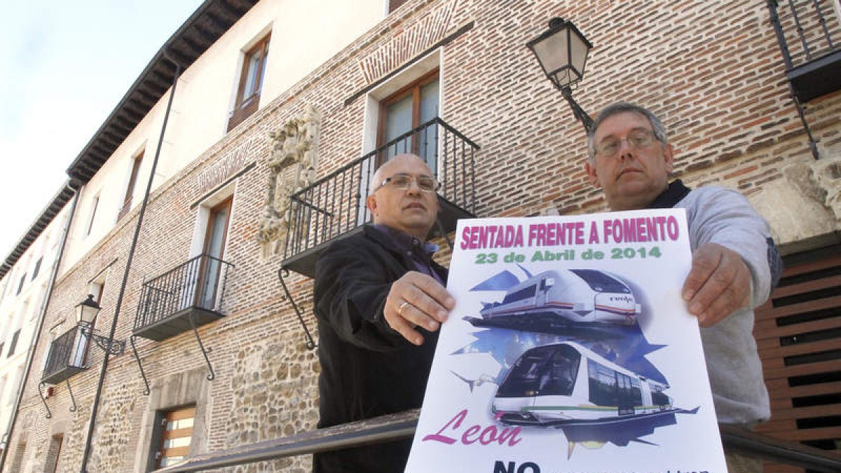 José Miguel Debesa y Jorge Díez frente al palacio de Don Gutierre.