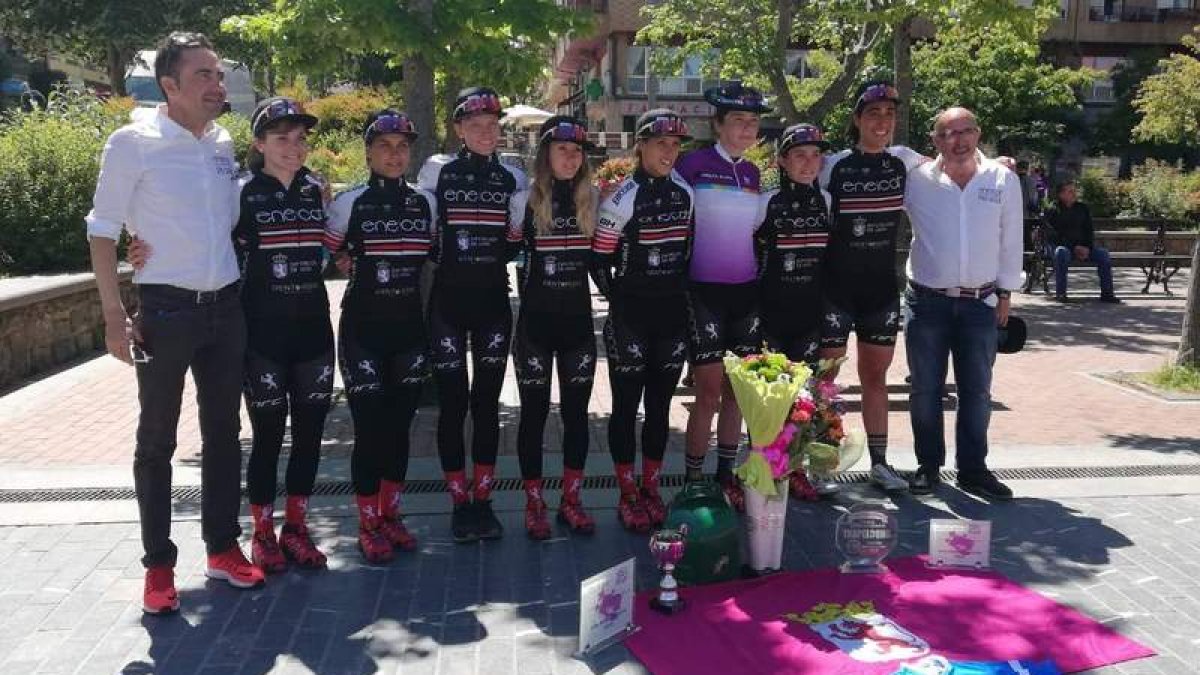 Las integrantes del Eneicat Pecafer con los trofeos logrados en Álava. DL