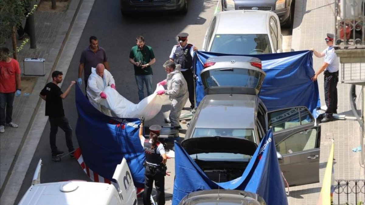 Hallazgo del cadáver de un hombre en un coche aparcado en el distrito de Sants-Montjuïc.