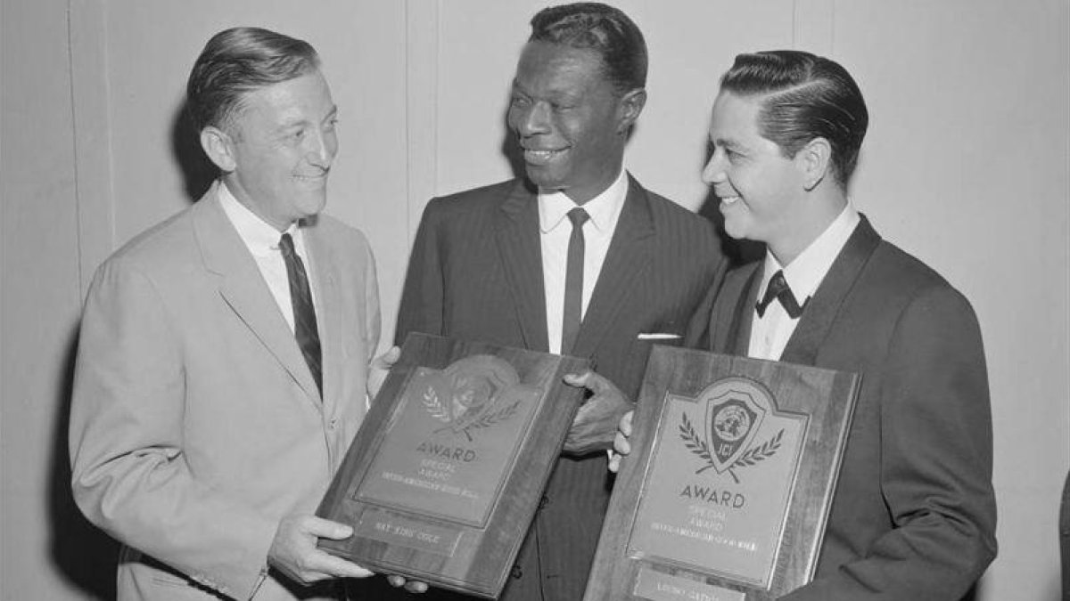 Lucho Gatica (derecha) y Nat King Cole (centro) reciben sendos premios, en Estados Unidos.
