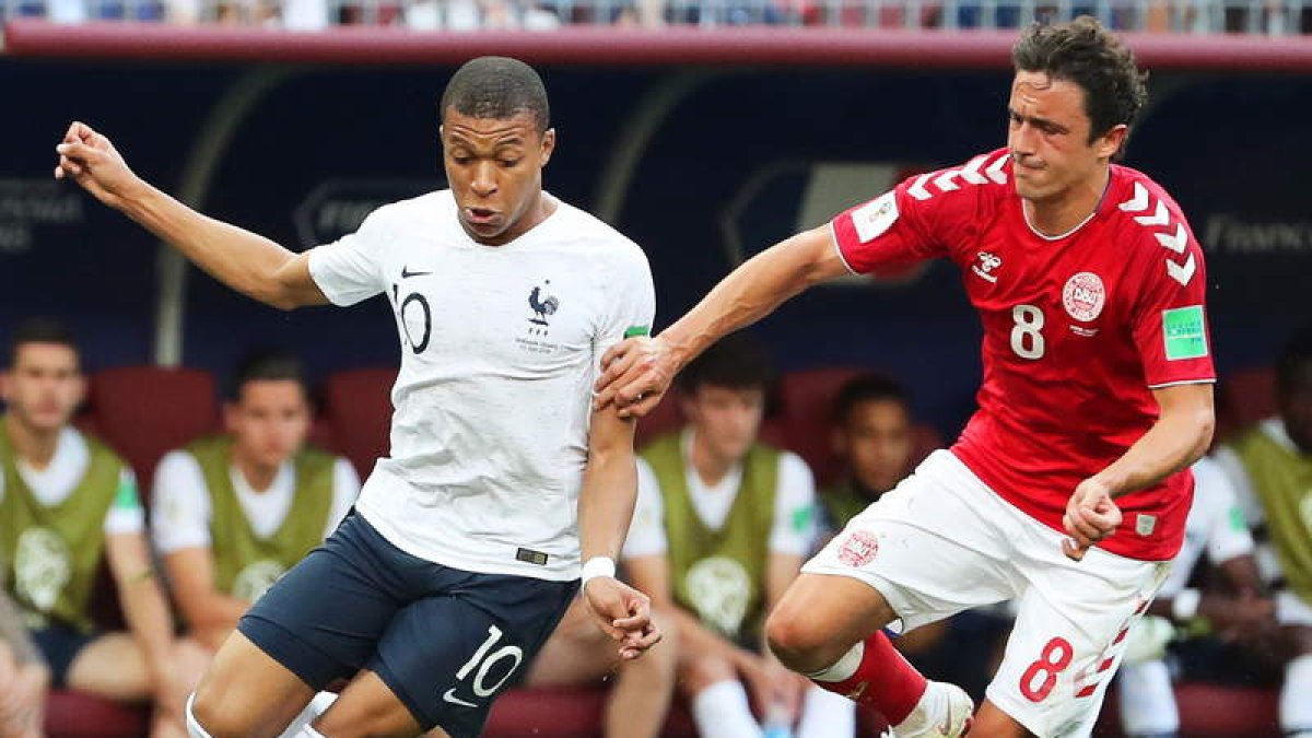 Kylian Mbappe lucha por el balón con el danés Thomas Delaney. TAHERKENAREH