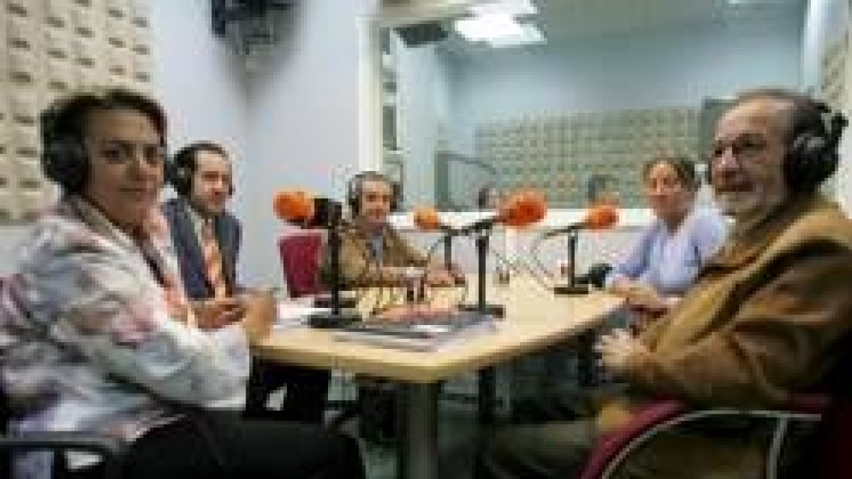 Puri Gómez, a la izquierda, junto a tres invitados en el primer día de emisión de «Área León»