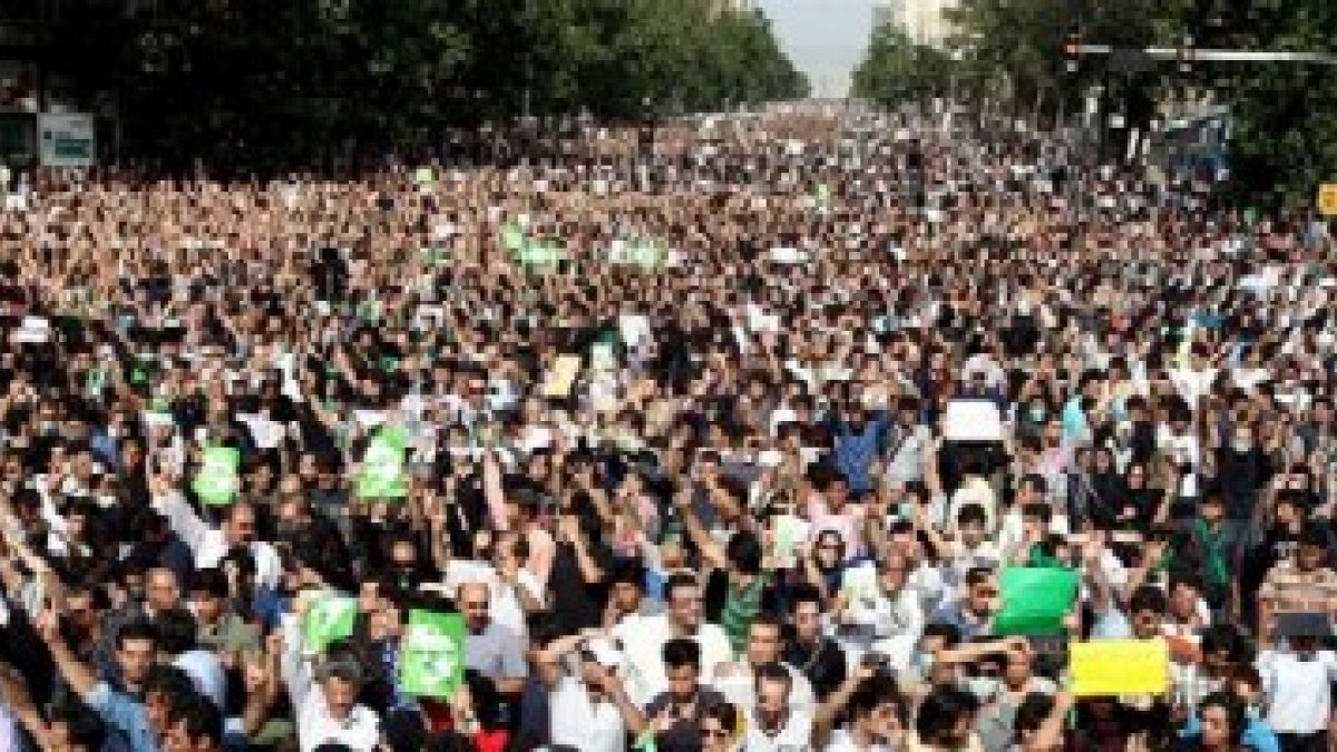 Miles de seguidores de Mir Husein Musaví protestan contra el presunto fraude en las elecciones.