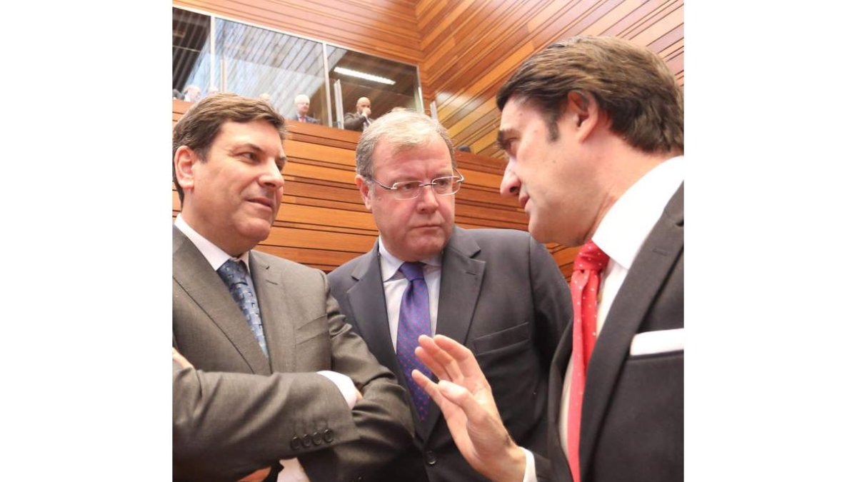 De Santiago-Juárez, Rosa Valdeón y Herrera, en el acto de ayer. Diego de Miguel