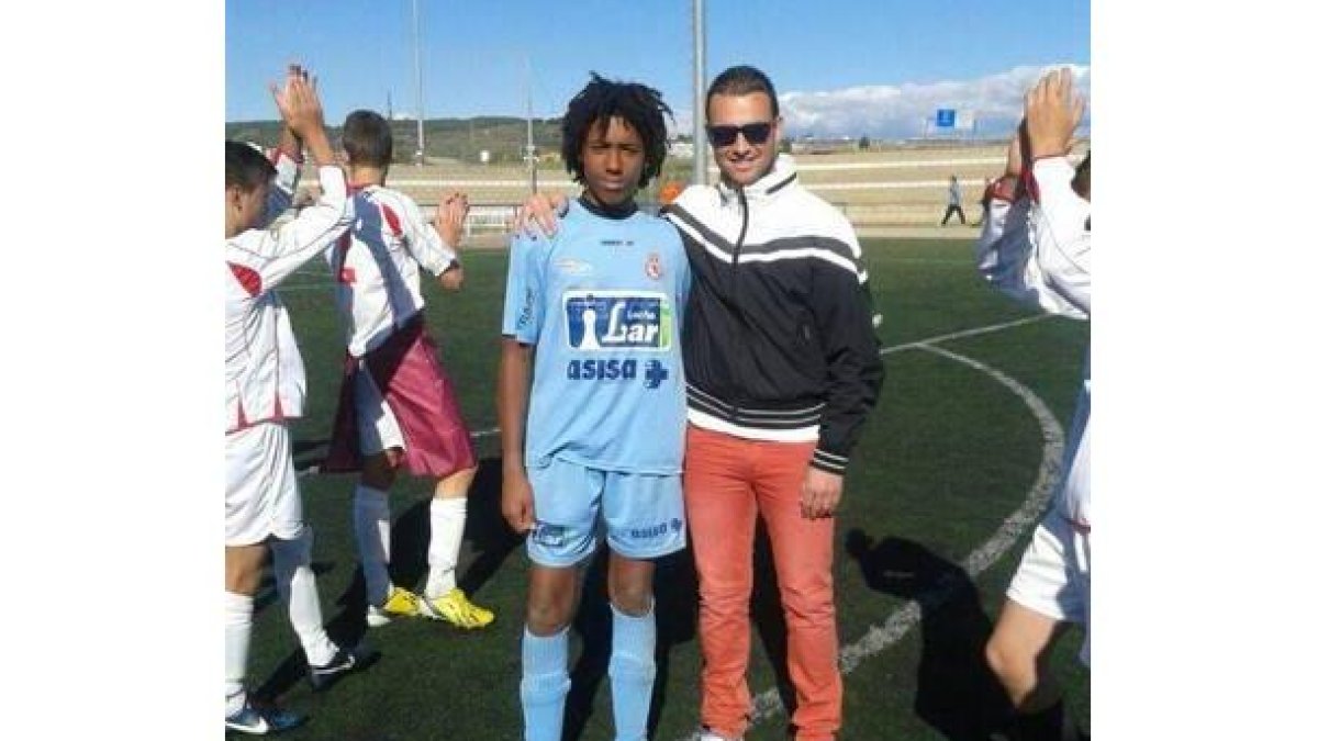 Daniel Vergara, portero de la Cultural Infantil, con Diego Calzado, portero de la Cultural
