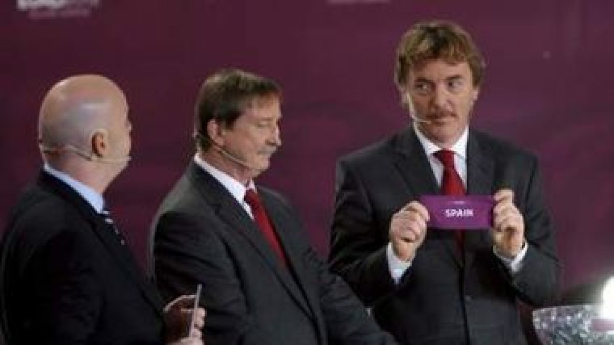 El ex futbolista polaco Zbigniew Boniek (d) saca la papeleta con el nombre de España.