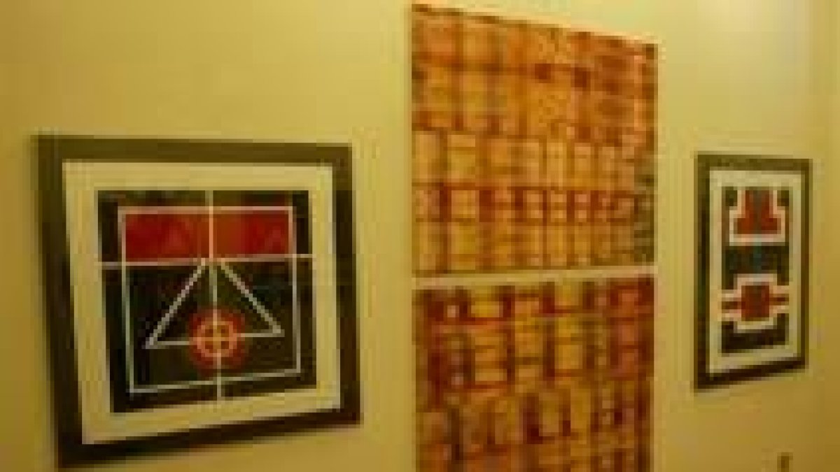 Tres de las obras de la exposición colectiva que estos días puede verse en la galería leonesa Sardón