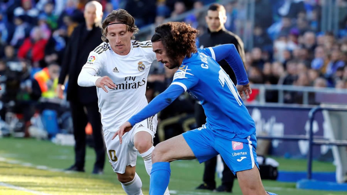 El centrocampista croata del Real Madrid, Luka Modric (i), y el defensa del Getafe Marc Cucurella (d). EFE Chema Moya