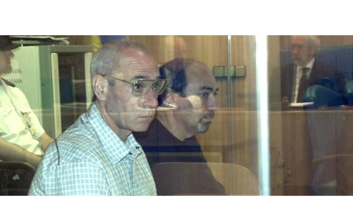 Los etarras arrepentidos Santi Potros y Caride Simón en un juicio.