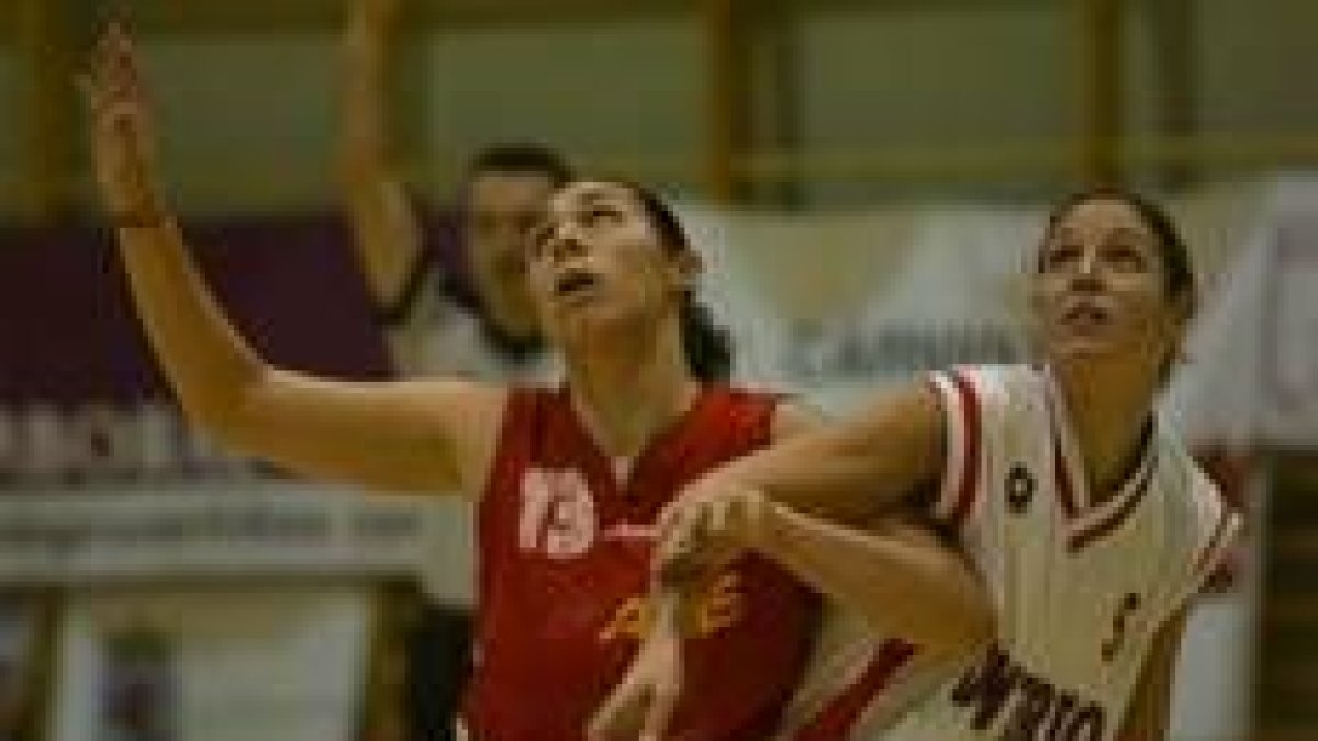 Esther Montenegro sumó 19 puntos y 10 rebotes en Pontevedra