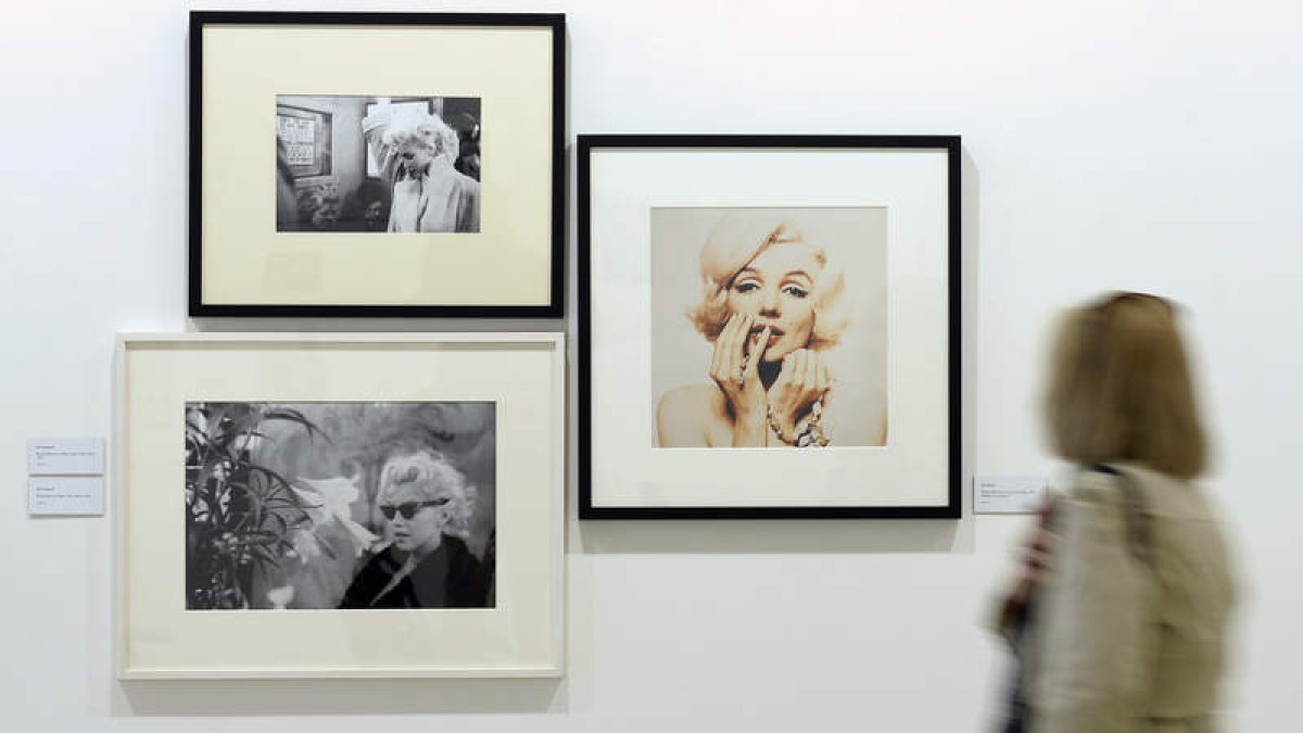 Una mujer observa varias de las fotografías expuestas. GALLEGO