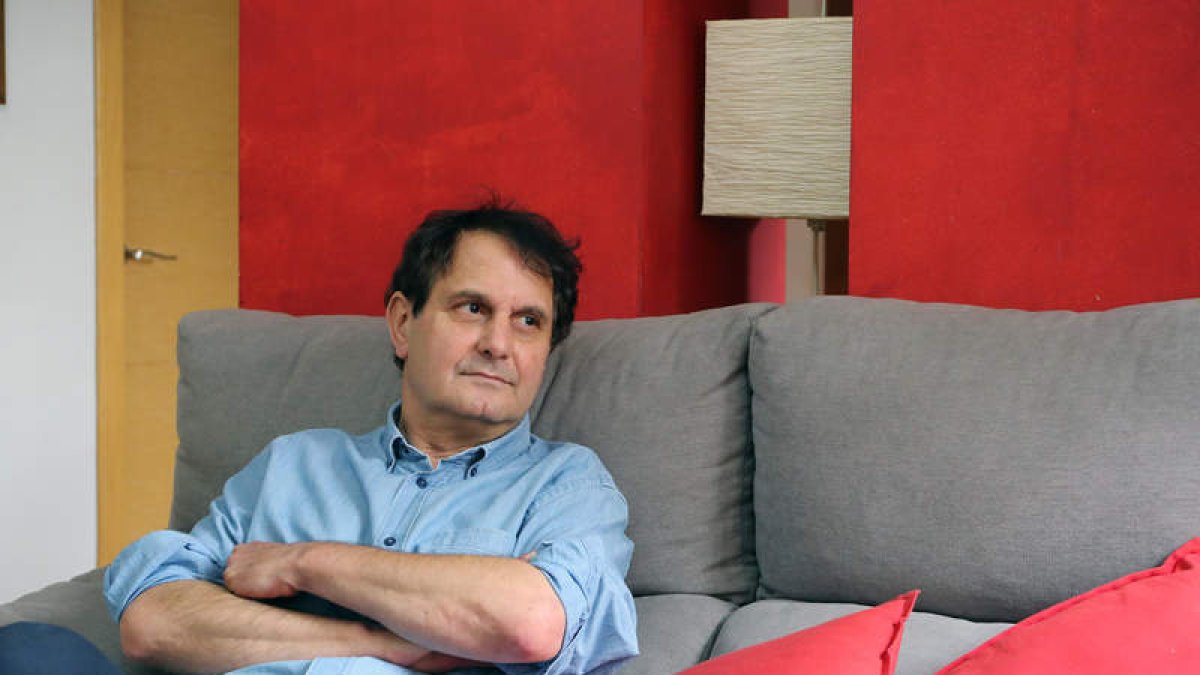 Carlos Suárez presenta en León su novela ‘Viático’. BENITO ORDÓÑEZ
