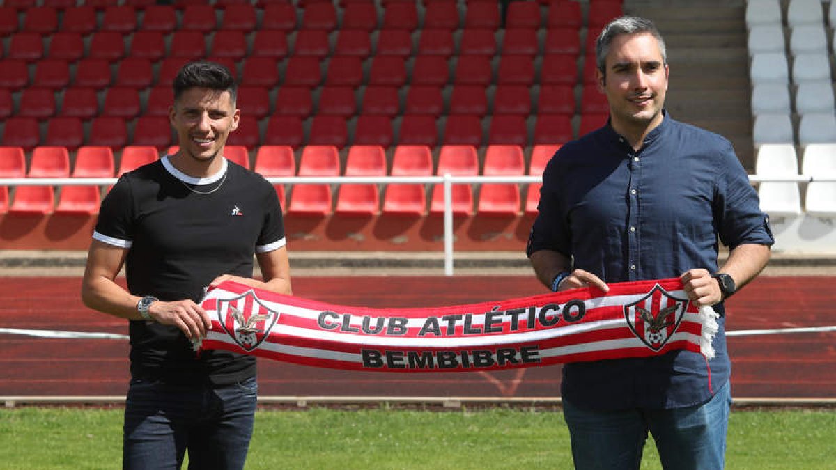 Pablo Huerga, a la izquierda, presentado como nuevo entrenador del Atlético Bembibre. L. DE LA MATA