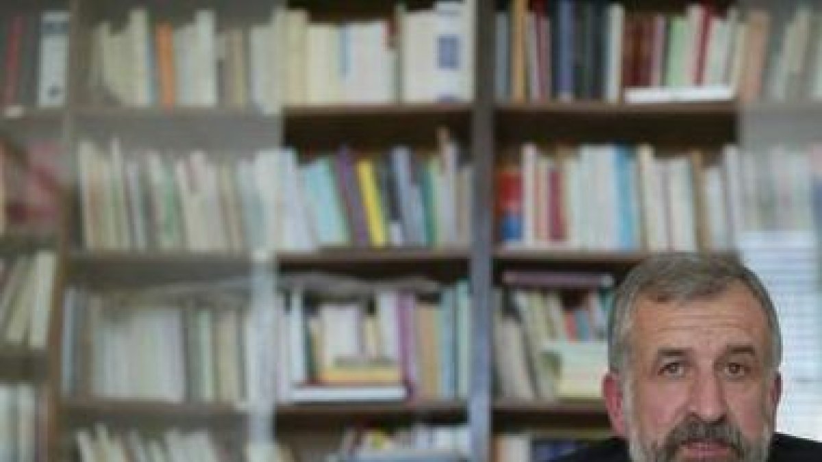Salvador Gutiérrez es catedrático de Lingüística General en la Universidad de León.
