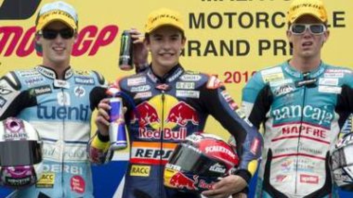 El piloto español Marc Márquez celebra su victoria escoltado en el podio por Espargaró y Nico Terol.