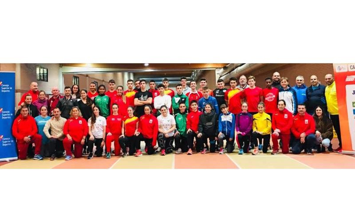 Foto de familia de atletas y entrenadores en la concentración en el CAR de León del Plan Nacional de Tecnificación Deportiva. DL