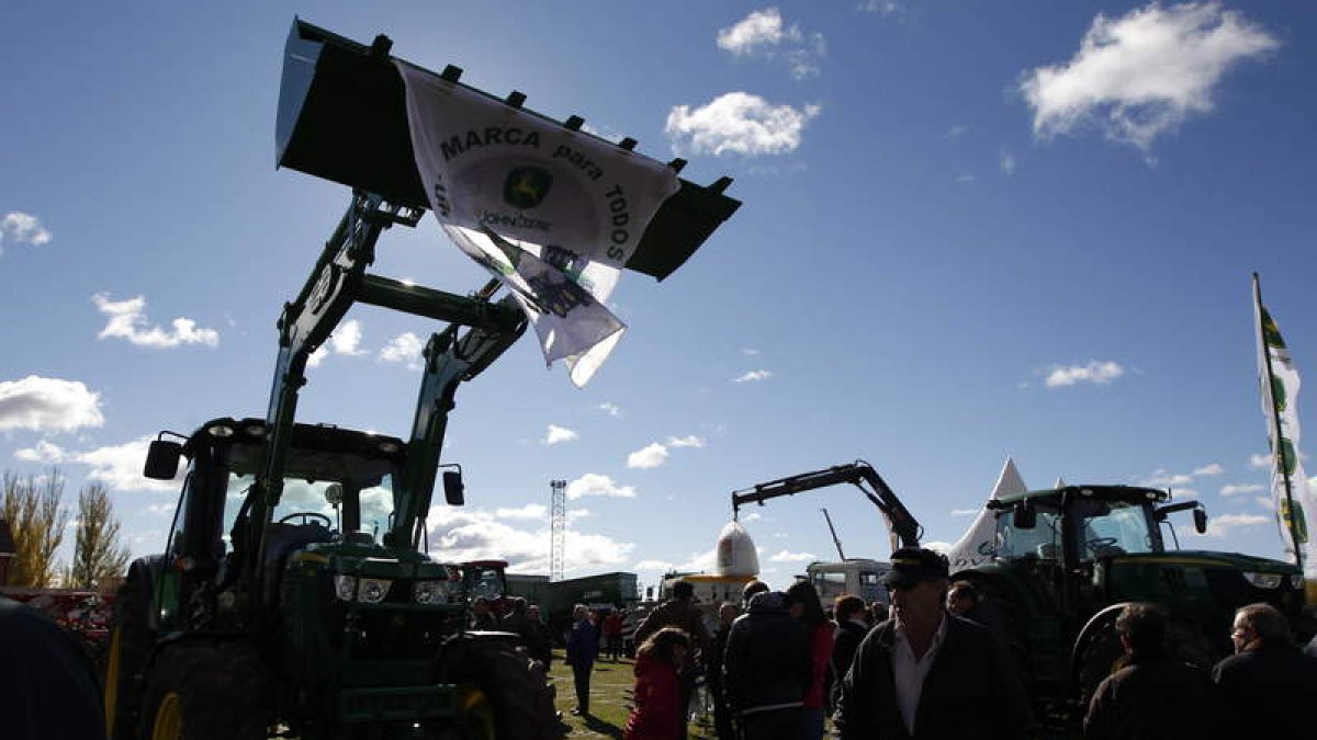 Los puestos de maquinaria agrícola ocupan parte del recinto ferial.
