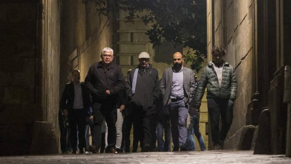 El vicepresidente de la ANC Agustí Alcoberro (4D), el portavoz de Omnium Marcel Mauri (2d) y el diputado de JXSí Lluis Llach (3d), a su salida del Palau de la Generalitat el 26 de octubre.
