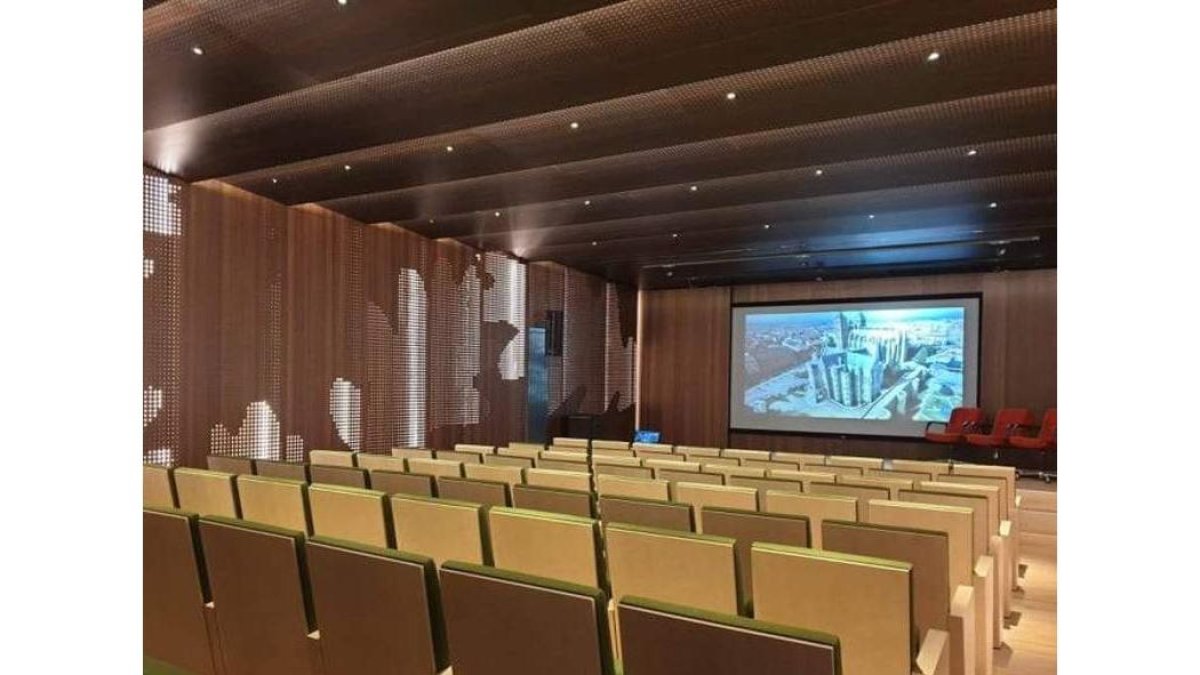 Nuevo aspecto del salón de actos de la biblioteca. DL