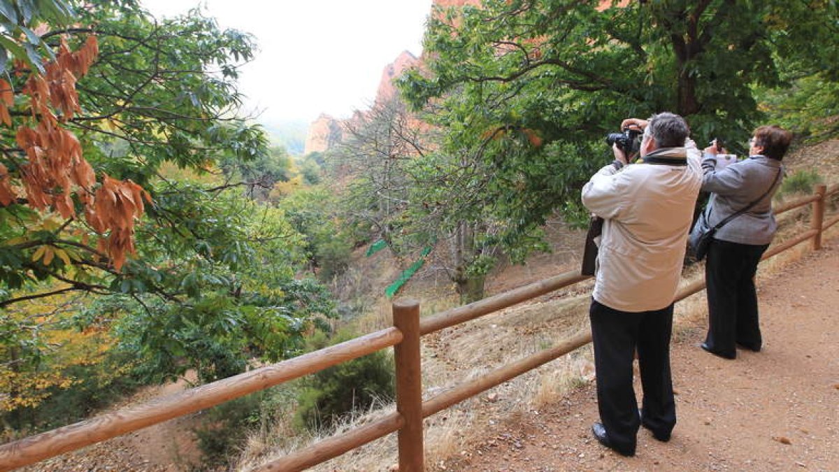 Dos turistas fotografían el paraje Patrimonio de la Humanidad de Las Médulas, en una imagen de archivo.