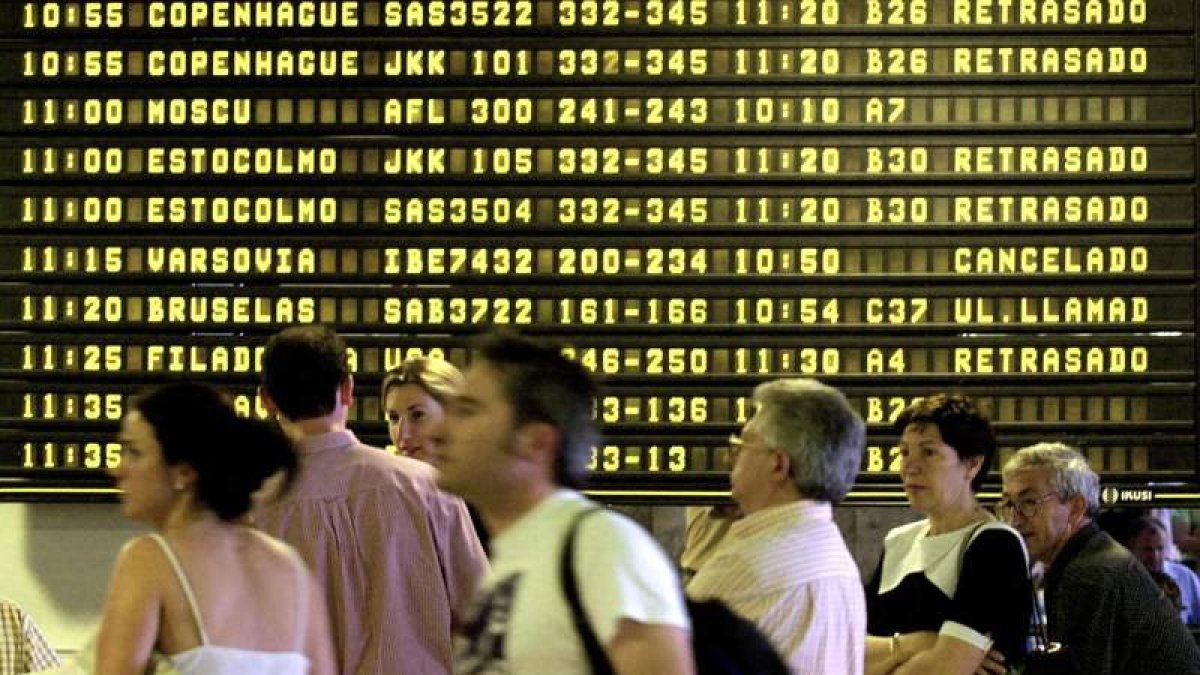 Cada verano son miles las personas afectadas por cancelaciones aéreas. ÁNGEL DÍAZ