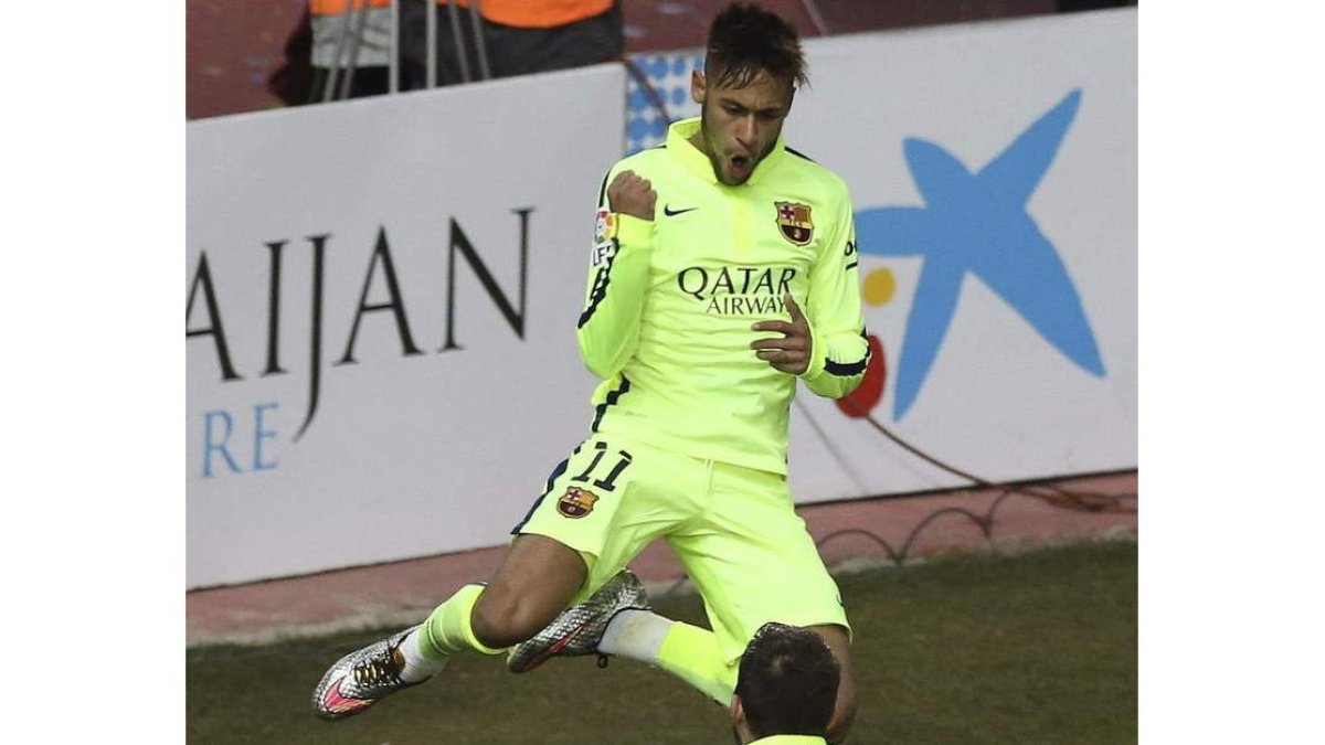 Los jugadores del Barcelona, el brasileño Neymar y el defensa Jordi Alba, celebran el tercer gol del equipo blaugrana