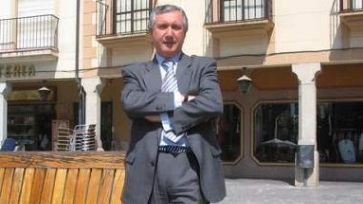 Jacinto Bardal posa en la plaza Mayor de Astorga, en una imagen de archivo.