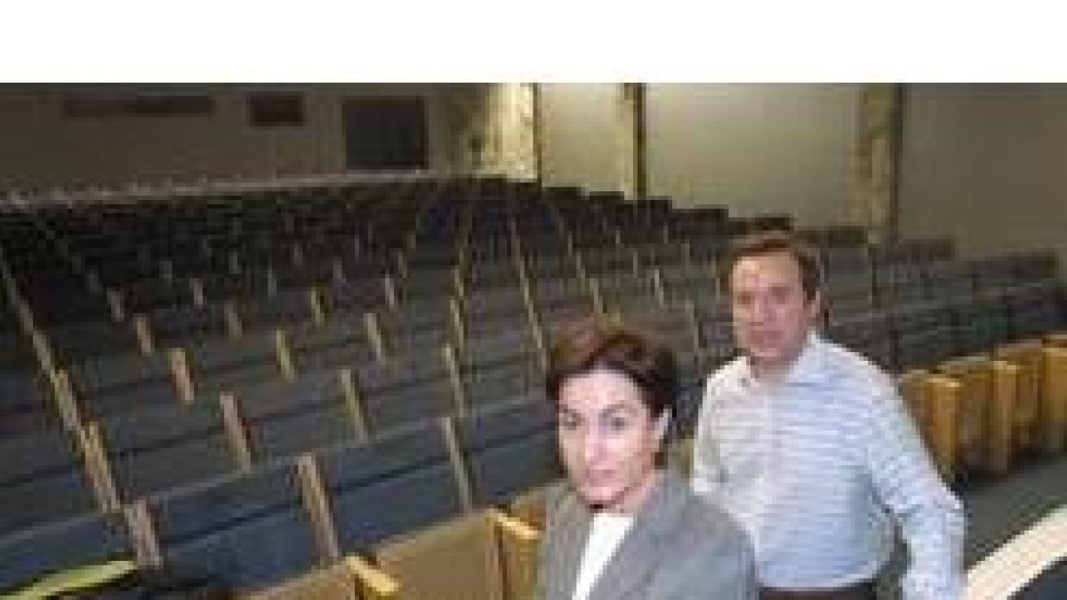 Humildad Rodríguez y Alejandro Valderas presentaron la nueva imagen del salón de actos