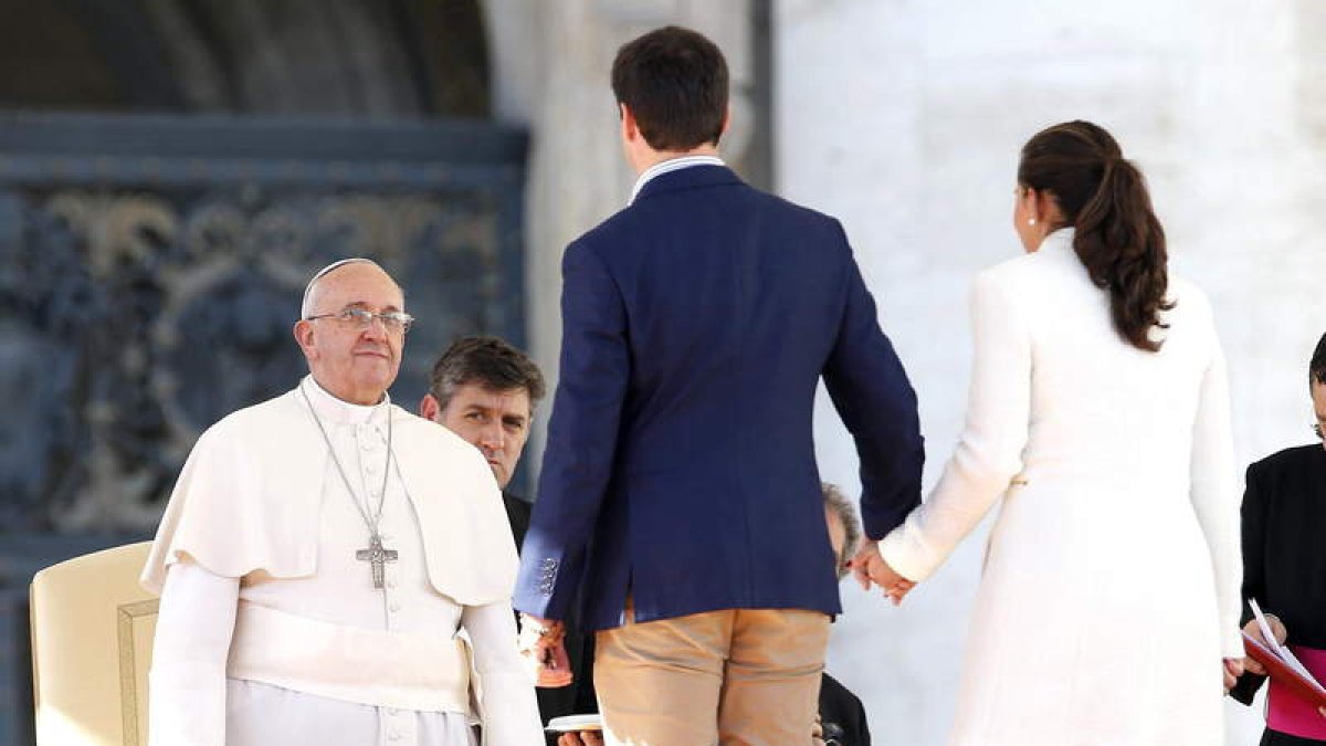 El papa recibe a una pareja durante una audiencia celebrada por el día de San Valentín.