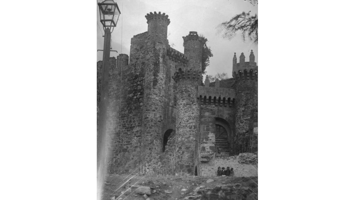 El castillo, entre 1892 (la farola es eléctrica) y 1909 (el puente está entero).