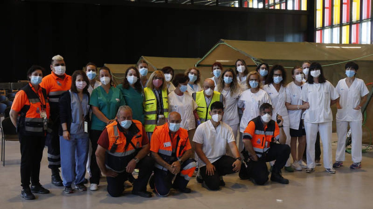 Profesionales y voluntarios que vacunan habitualmente en el Palacio de Exposiciones de León. FERNANDO OTERO