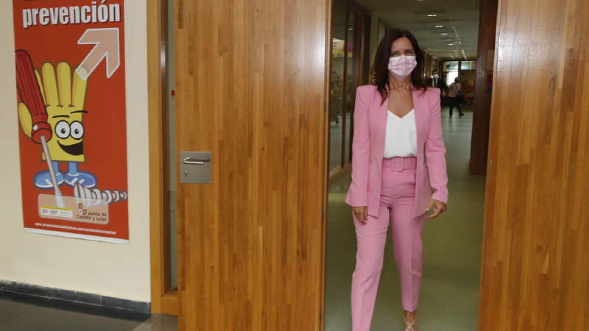 Ana Carlota Amigo, tras reunirse con los trabajadores del Inbiotec. RAMIRO