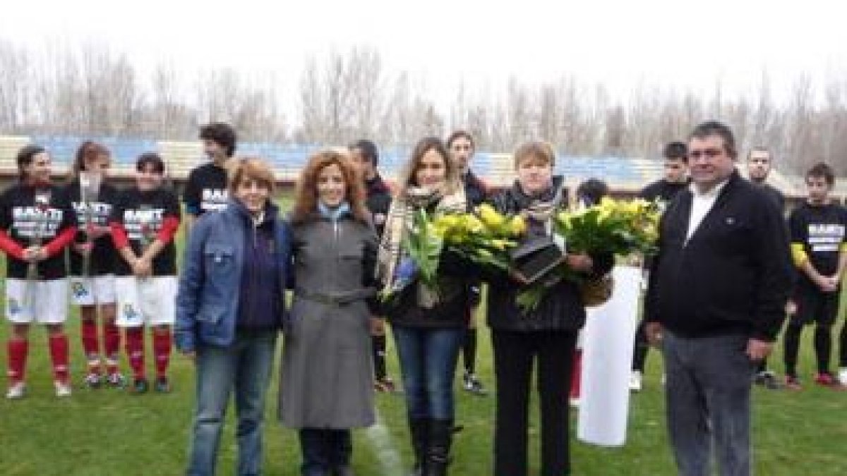El homenaje a Santiago Mejías en el Área Deportiva de Puente Castro fue muy emotivo.