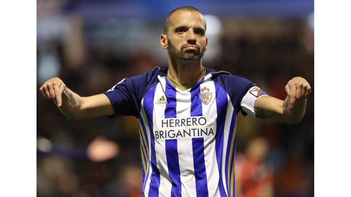 Eduardo, el que más veces ha jugado con la Deportiva. DE LA MATA