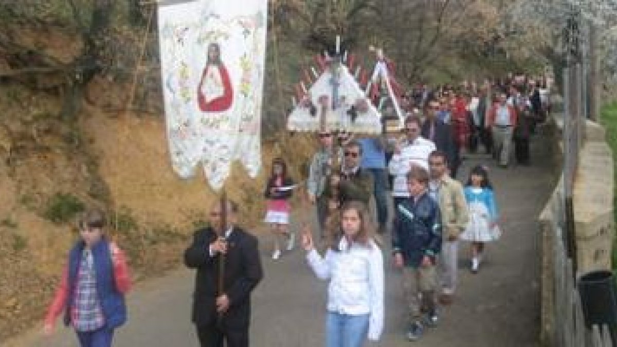 La procesión con el santo a hombros por las calles de la localidad y la misa solemne marcaron ayer l