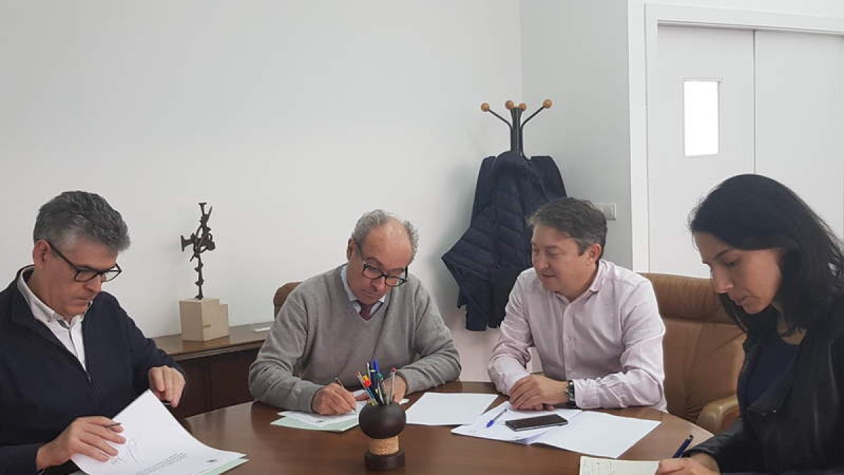 Vega, García de Acilu, Folgueral y Real, durante la firma. DL