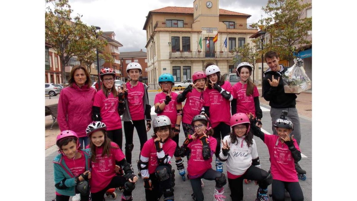 La edil de Deportes, Carmen Viñuela, con los alumnos de la escuela de patinaje. PLANILLO