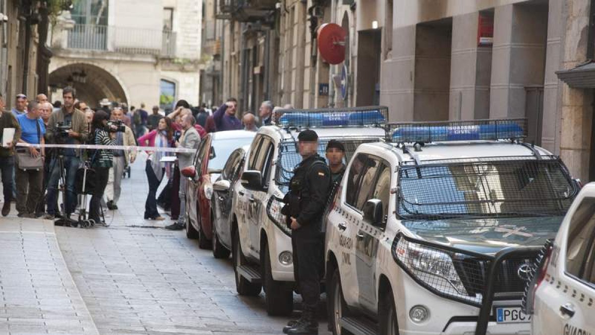 Agentes de la Guardia Civil en la sede de la compañía municipal de aguas de Gerona. ROBIN TOWNSEND