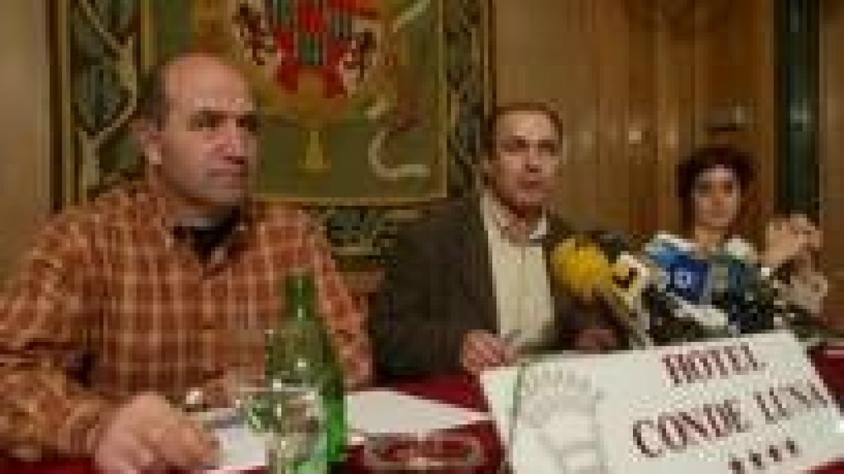 El secretario general de Asaja, en el centro, repasó ayer el último año agrario
