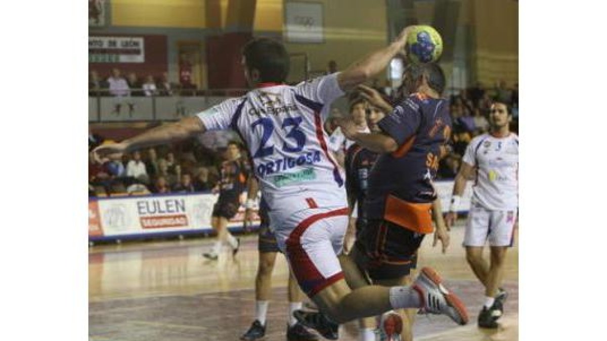 Aginagalde, autor ayer de siete goles, se dispone a fusilar al meta rival