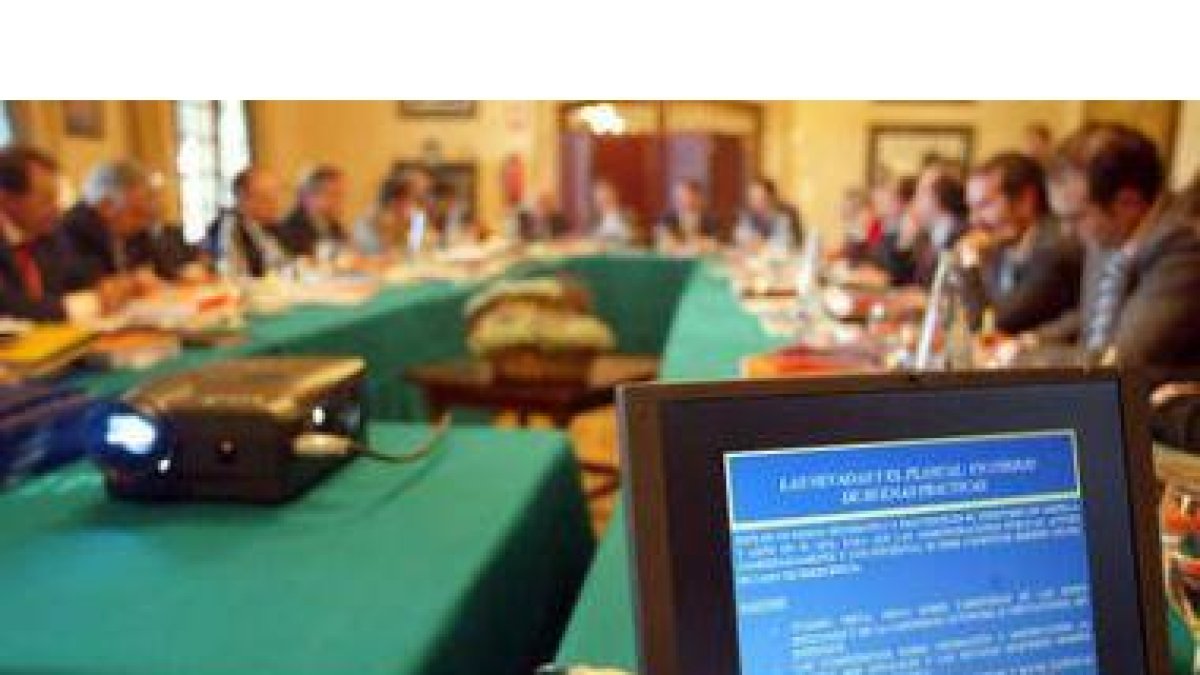 Reunión para determinar el traspaso de competencias relativas a protección civil.
