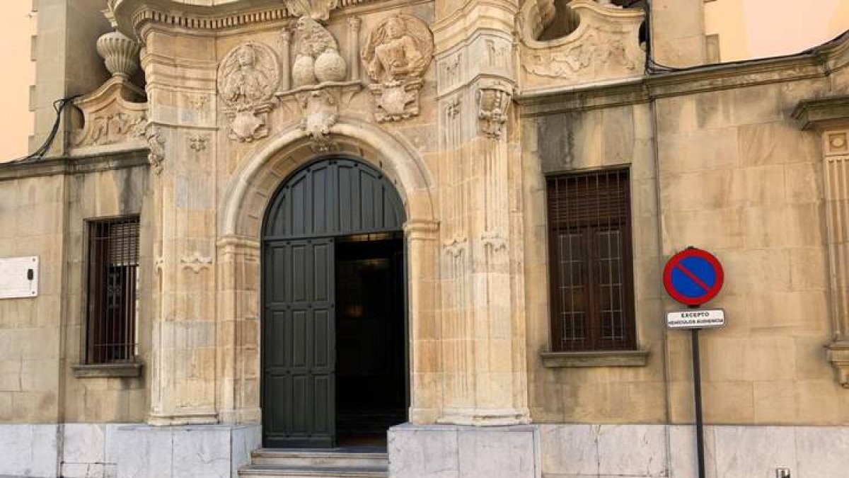 Entrada a la Audiencia Provincial de León. DL