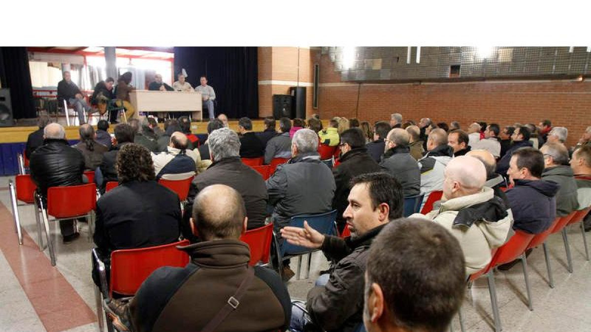 Tercera asamblea de trabajadores de Antibióticos al margen del comité, ayer en Trobajo.