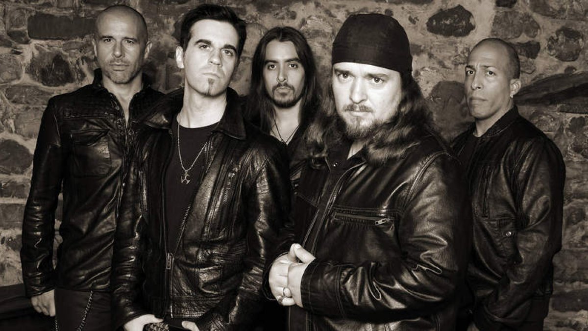Los miembros de la banda de reciente creación Alquimia, con su líder, Alberto Rionda, en primer plano.