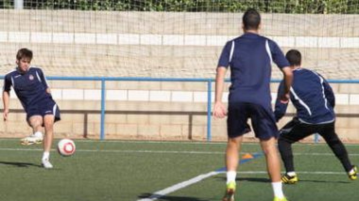 El delantero leonés Viola, a la izquierda, será titular en el arranque de la Liga para la Cultural.
