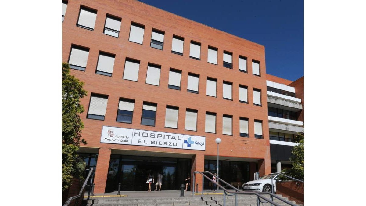 Entrada principal del Hospital del Bierzo. L. DE LA MATA
