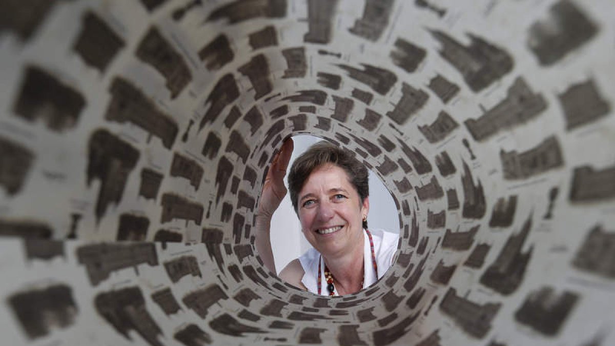 Annie Brea Lecart (www.eltallerdeseda.es) con una de las bobinas de su papel para envolver regalos.