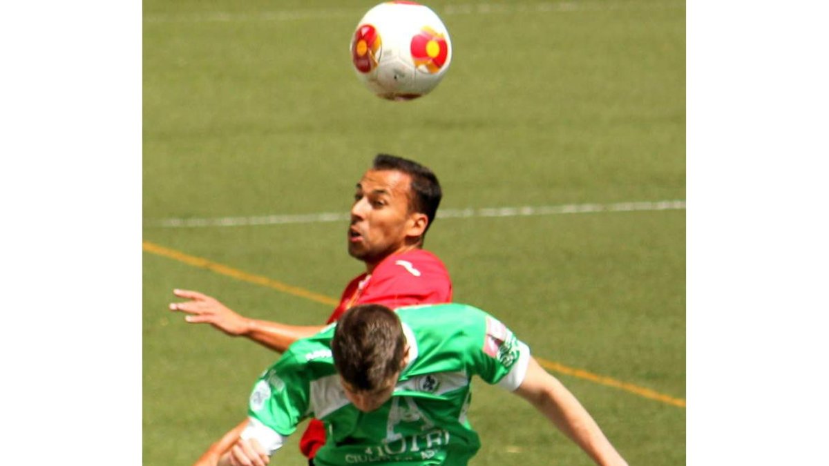 Los jugadores del equipo astorgano no arrojan la toalla.